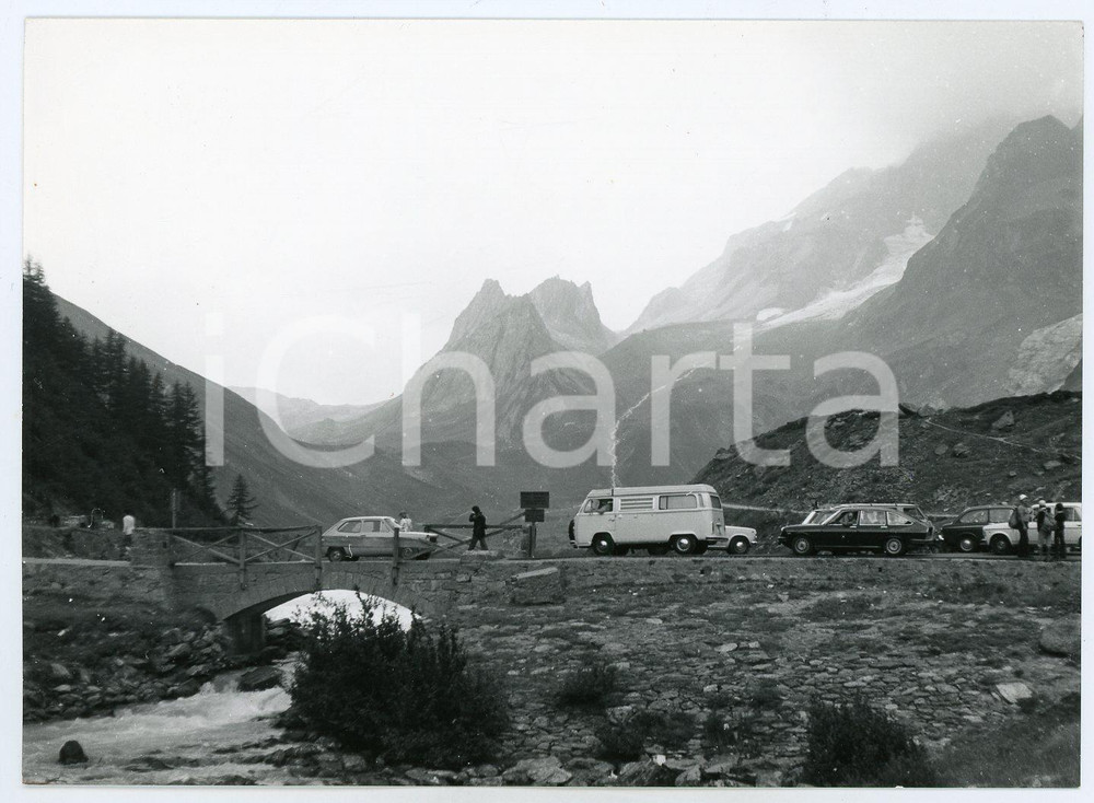 1976 VAL VENY (AO) Turisti al Lago del Miage - Foto 17x13 cm Fotografia d'epoca con didascalia al verso.  FAIR/discreto Lievi smussature agli angoli Formato: 17x13 cm originale e autentica 1