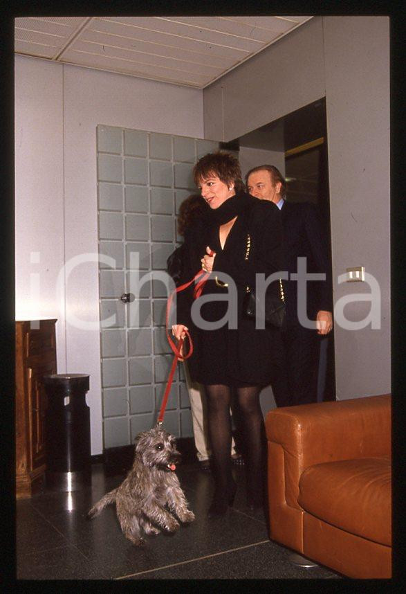Fotografia d epoca originale Liza MINNELLI  Arrivo con il cane Lilly   MILANO 1989 35mm vintage slide 2 1