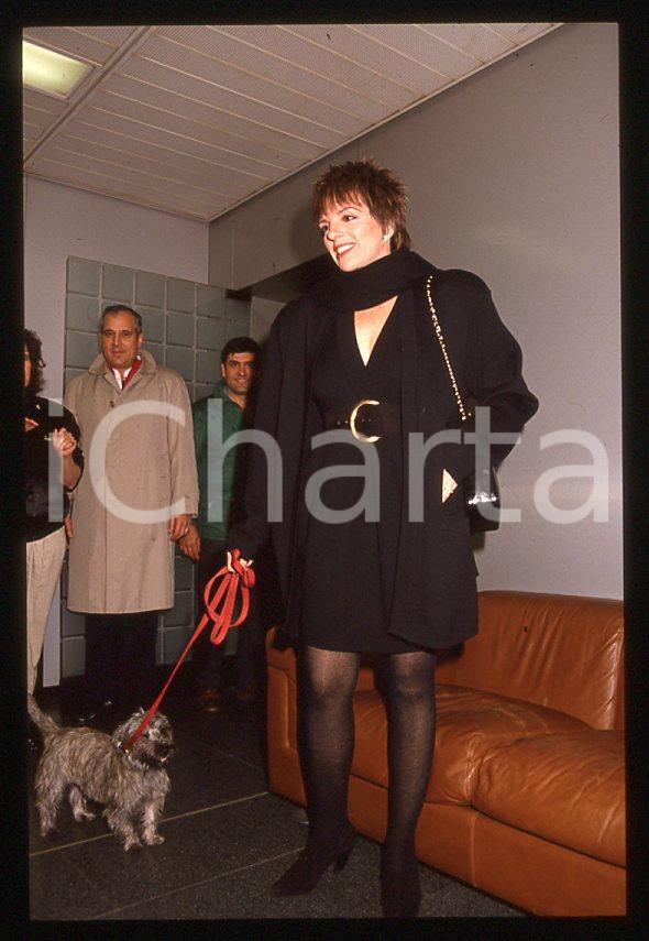 Fotografia d epoca originale Liza MINNELLI  Arrivo con il cane Lilly   MILANO 1989 35mm vintage slide 4 1