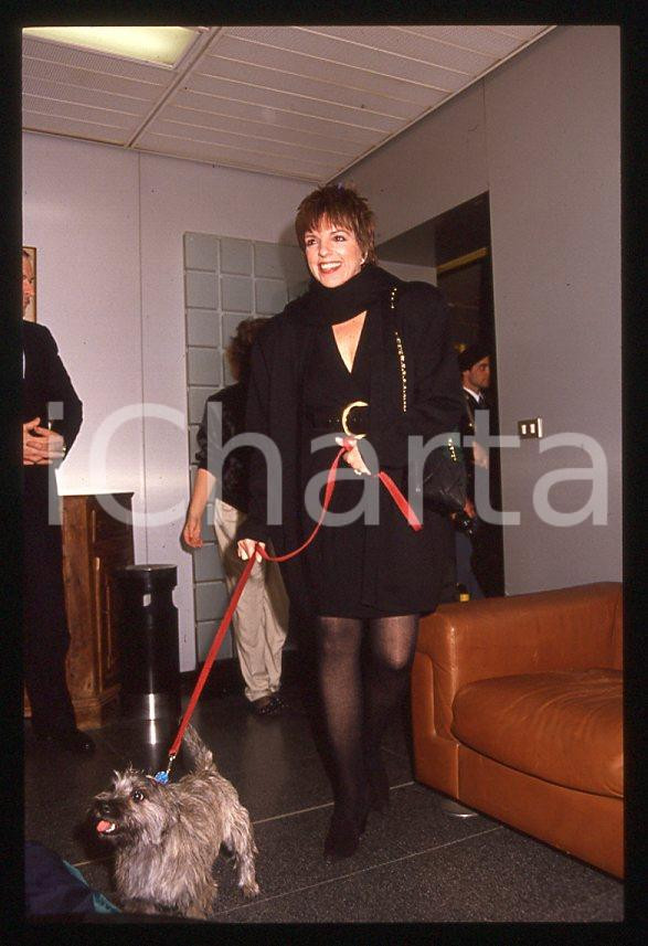 Fotografia d epoca originale Liza MINNELLI  Arrivo con il cane Lilly   MILANO 1989 35mm vintage slide 5 1