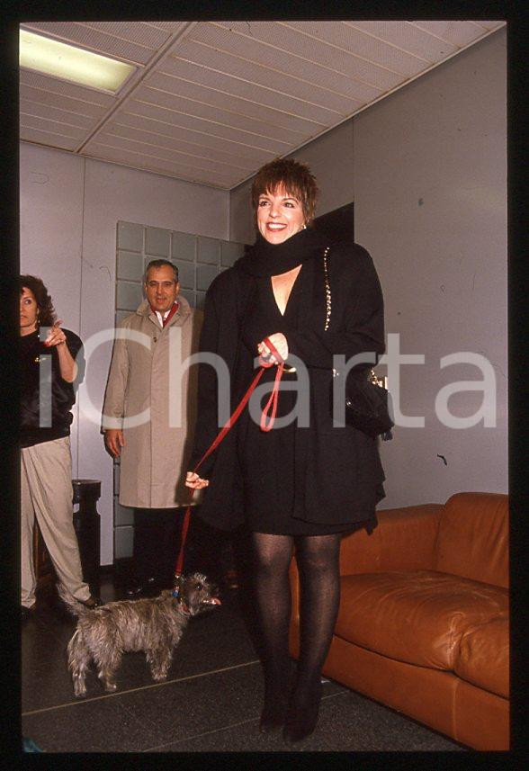 Fotografia d epoca originale Liza MINNELLI  Arrivo con il cane Lilly   MILANO 1989 35mm vintage slide 6 1
