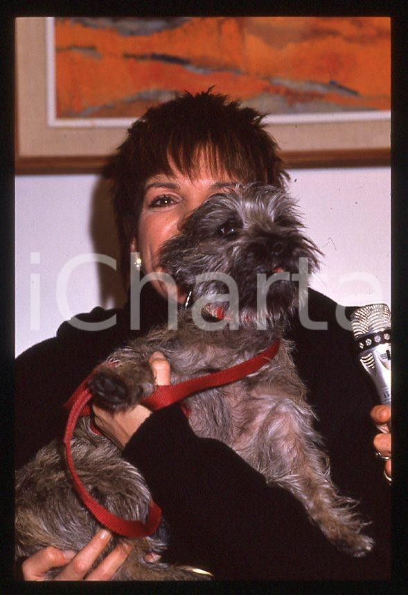 Fotografia d epoca originale Liza MINNELLI  Ritratto con il cane Lilly  MILANO 1989 35mm vintage slide 1 1