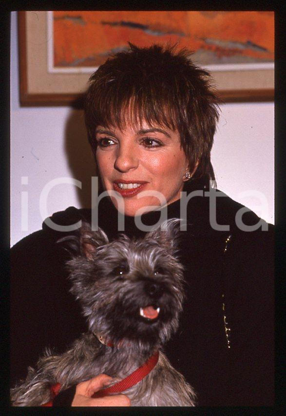 Fotografia d epoca originale Liza MINNELLI  Ritratto con il cane Lilly  MILANO 1989 35mm vintage slide 2 1