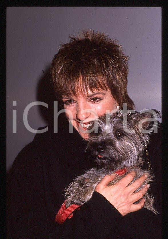 Fotografia d epoca originale Liza MINNELLI  Ritratto con il cane Lilly  MILANO 1989 35mm vintage slide 3 1