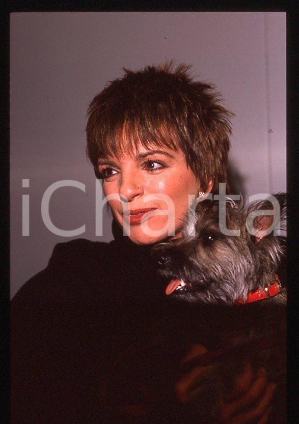 Fotografia d epoca originale Liza MINNELLI  Ritratto con il cane Lilly  MILANO 1989 35mm vintage slide 4 1
