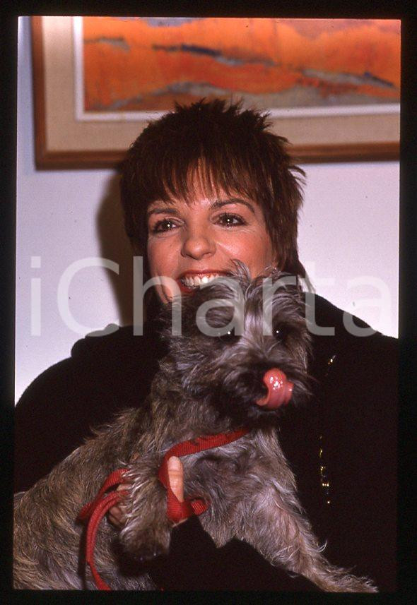 Fotografia d epoca originale Liza MINNELLI  Ritratto con il cane Lilly  MILANO 1989 35mm vintage slide 5 1