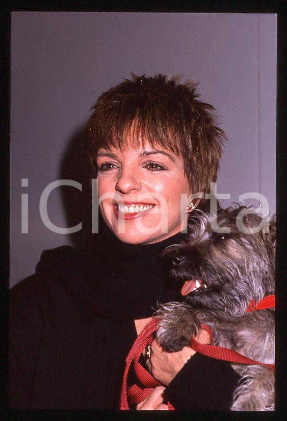 Fotografia d epoca originale Liza MINNELLI  Ritratto con il cane Lilly  MILANO 1989 35mm vintage slide 6 1