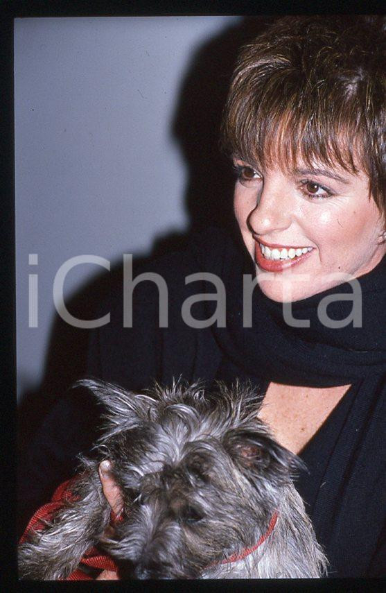 Fotografia d epoca originale Liza MINNELLI  Ritratto con il cane Lilly  MILANO 1989 35mm vintage slide 8 1