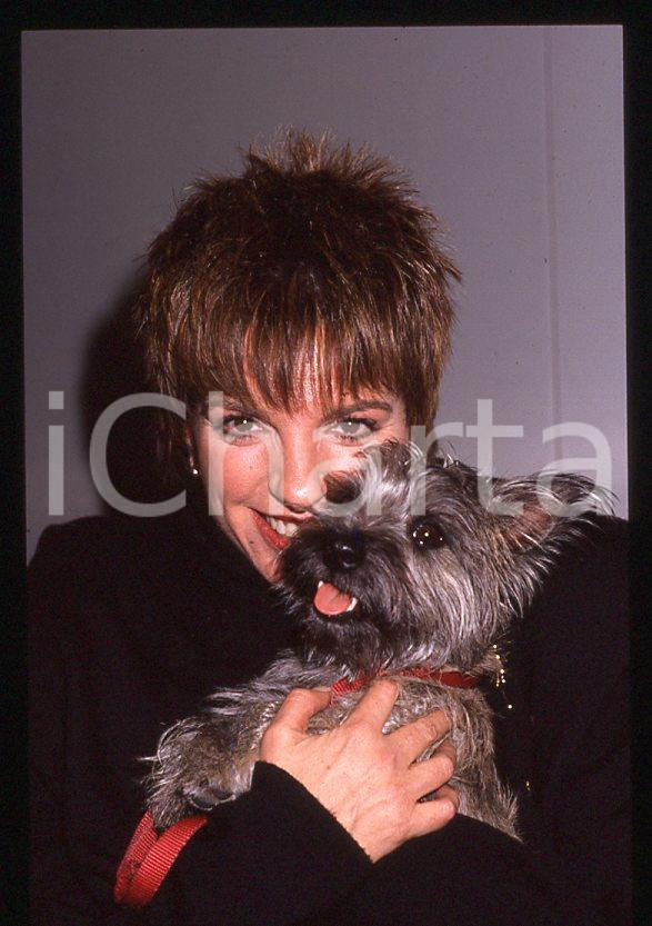 Fotografia d epoca originale Liza MINNELLI  Ritratto con il cane Lilly  MILANO 1989 35mm vintage slide 9 1
