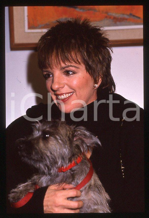 Fotografia d epoca originale Liza MINNELLI  Ritratto con il cane Lilly  MILANO 1989 35mm vintage slide 10 1