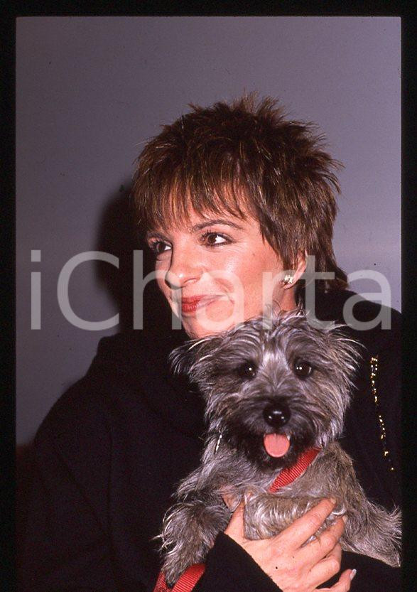 Fotografia d epoca originale Liza MINNELLI  Ritratto con il cane Lilly  MILANO 1989 35mm vintage slide 11 1