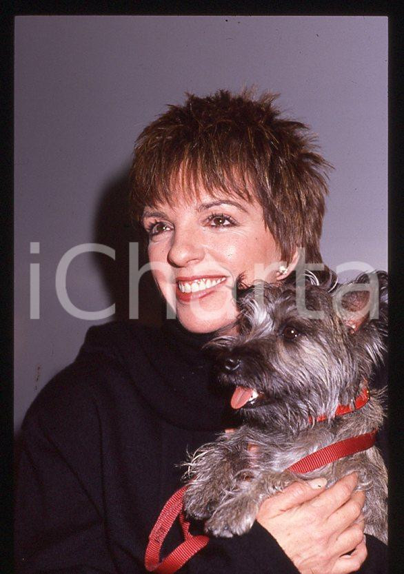 Fotografia d epoca originale Liza MINNELLI  Ritratto con il cane Lilly  MILANO 1989 35mm vintage slide 12 1