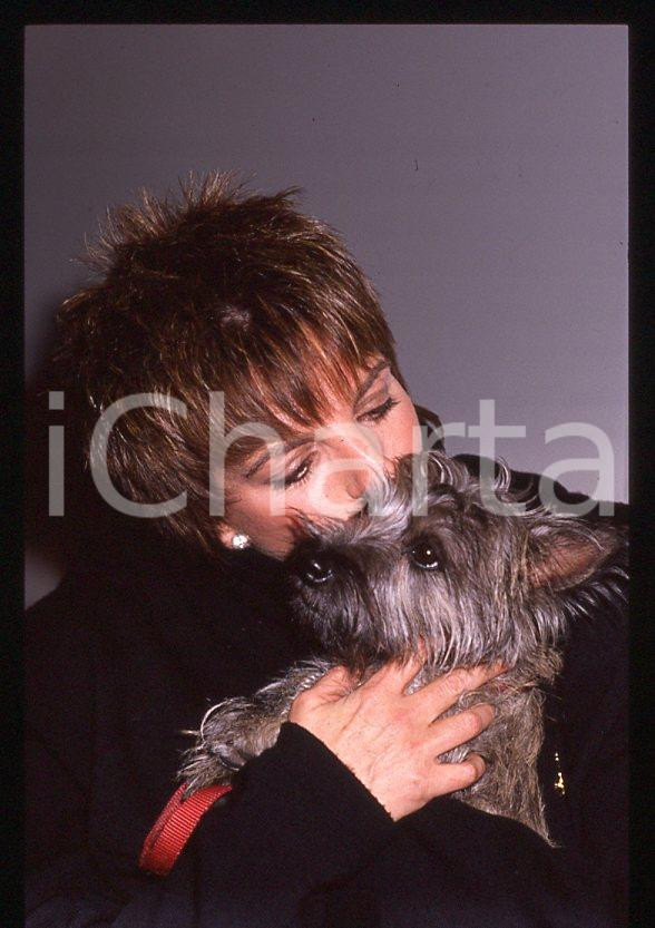 Fotografia d epoca originale Liza MINNELLI  Ritratto con il cane Lilly  MILANO 1989 35mm vintage slide 15 1