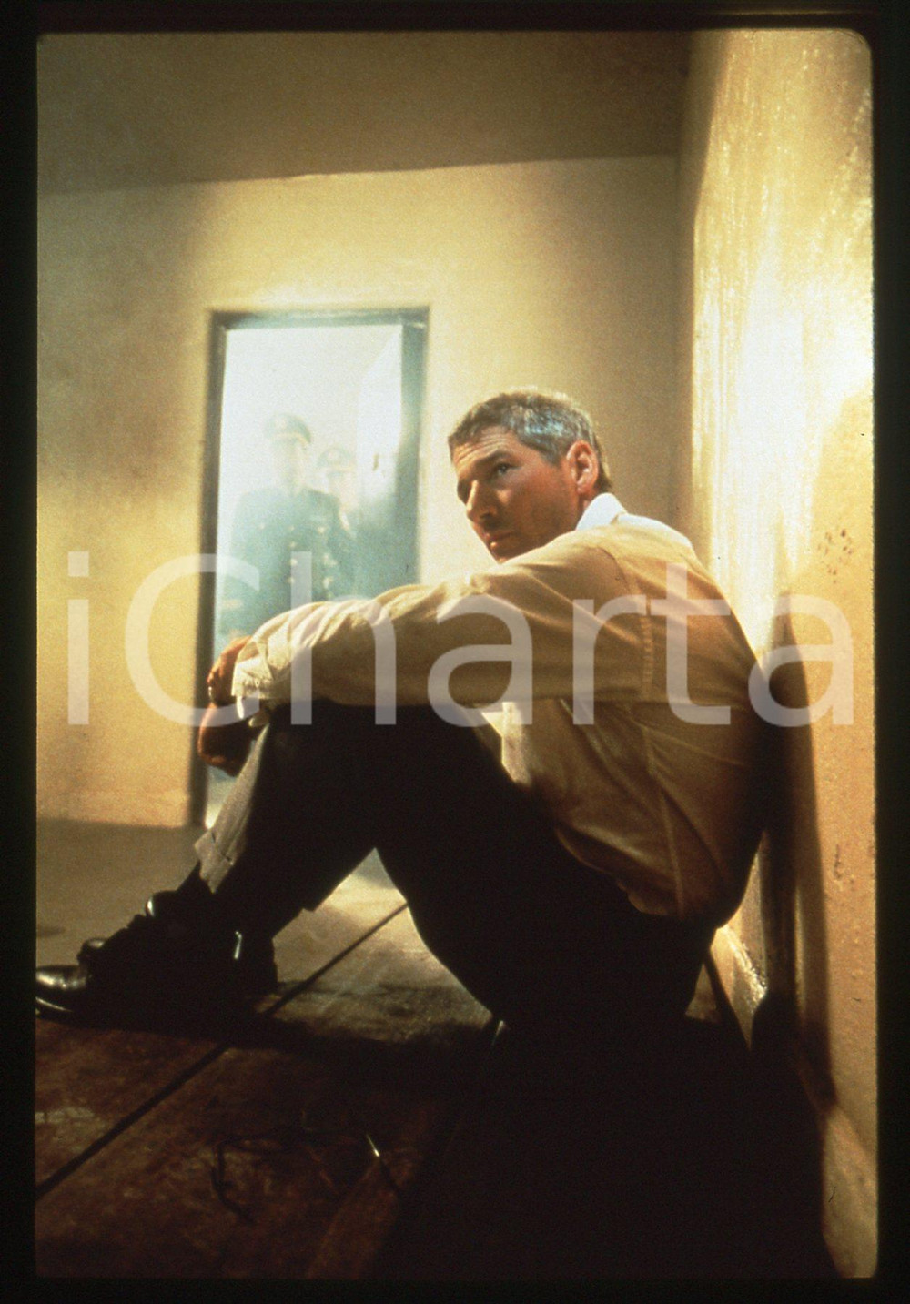 35mm vintage slide* 1997 Film RED CORNER - Richard GERE in una scena (2)   Diapositiva d'epoca, in formato 35 mm.  CONDIZIONI: GOOD   Tutti i diritti riservati.E' severamente vietata la riproduzione.  ICharta mette in vendita, sul negozio eBay e in esclusiva sul sito "icharta" il proprio archivio composto da numerose diapositive e negativi fotografici d'epoca, tutti originali e autentici, che attraversano la storia del costume italiano tra gli la fine degli anni Sessanta e Novanta.Si tratta di uno sguardo inedito sull'attualit&agrave;, la politica, la vita quotidiana, il gossip e la cultura, che fotografa il cambiamento della nazione in quest'ultimo scorcio del XX secolo. Un'occasione unica per il mercato del collezionismo, che vede finalmente disponibile un archivio eccezionale per vastit&agrave;, tematiche e condizioni, in un settore (il negativo fotografico e la diapositiva) di assoluta novit&agrave; e dalle interessanti prospettive di investimento.   originale e autentica 1
