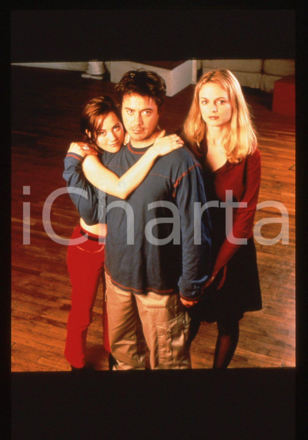 35mm vintage slide* 1999 TWO GIRLS AND A GUY Robert DOWNEY Jr. Heather GRAHAM 1   Diapositiva d'epoca, in formato 35 mm.Nella diapositiva compaiono Robert Downey Jr., Heather Graham e Natasha Gregson Wagner. CONDIZIONI: GOOD   Tutti i diritti riservati.E' severamente vietata la riproduzione.  ICharta mette in vendita, sul negozio eBay e in esclusiva sul sito "icharta" il proprio archivio composto da numerose diapositive e negativi fotografici d'epoca, tutti originali e autentici, che attraversano la storia del costume italiano tra gli la fine degli anni Sessanta e Novanta.Si tratta di uno sguardo inedito sull'attualit&agrave;, la politica, la vita quotidiana, il gossip e la cultura, che fotografa il cambiamento della nazione in quest'ultimo scorcio del XX secolo. Un'occasione unica per il mercato del collezionismo, che vede finalmente disponibile un archivio eccezionale per vastit&agrave;, tematiche e condizioni, in un settore (il negativo fotografico e la diapositiva) di assoluta novit&agrave; e dalle interessanti prospettive di investimento.   originale e autentica 1