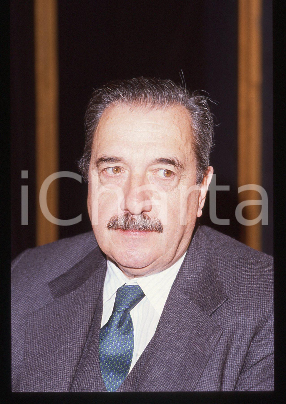 35mm vintage slide* 1988 ITALIA Raul Ricardo ALFONSIN Presidente argentino (46)  Diapositiva d'epoca, in formato 35 mm. CONDIZIONI: GOOD  Tutti i diritti riservati.E' severamente vietata la riproduzione. ICharta mette in vendita, sul negozio eBay e in esclusiva sul sito "icharta" il proprio archivio composto da numerose diapositive e negativi fotografici d'epoca, tutti originali e autentici, che attraversano la storia del costume italiano tra gli la fine degli anni Sessanta e Novanta.Si tratta di uno sguardo inedito sull'attualit&agrave;, la politica, la vita quotidiana, il gossip e la cultura, che fotografa il cambiamento della nazione in quest'ultimo scorcio del XX secolo. Un'occasione unica per il mercato del collezionismo, che vede finalmente disponibile un archivio eccezionale per vastit&agrave;, tematiche e condizioni, in un settore (il negativo fotografico e la diapositiva) di assoluta novit&agrave; e dalle interessanti prospettive di investimento.  originale e autentica 1