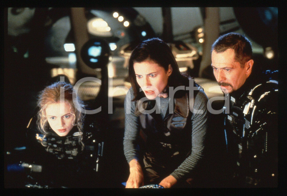 35mm vintage slide* 1998 LOST IN SPACE Gary OLDMAN Heather GRAHAM Mimi ROGERS 1   Diapositiva d'epoca, in formato 35 mm.  CONDIZIONI: GOOD   Tutti i diritti riservati.E' severamente vietata la riproduzione.  ICharta mette in vendita, sul negozio eBay e in esclusiva sul sito "icharta" il proprio archivio composto da numerose diapositive e negativi fotografici d'epoca, tutti originali e autentici, che attraversano la storia del costume italiano tra gli la fine degli anni Sessanta e Novanta.Si tratta di uno sguardo inedito sull'attualit&agrave;, la politica, la vita quotidiana, il gossip e la cultura, che fotografa il cambiamento della nazione in quest'ultimo scorcio del XX secolo. Un'occasione unica per il mercato del collezionismo, che vede finalmente disponibile un archivio eccezionale per vastit&agrave;, tematiche e condizioni, in un settore (il negativo fotografico e la diapositiva) di assoluta novit&agrave; e dalle interessanti prospettive di investimento.   originale e autentica 1