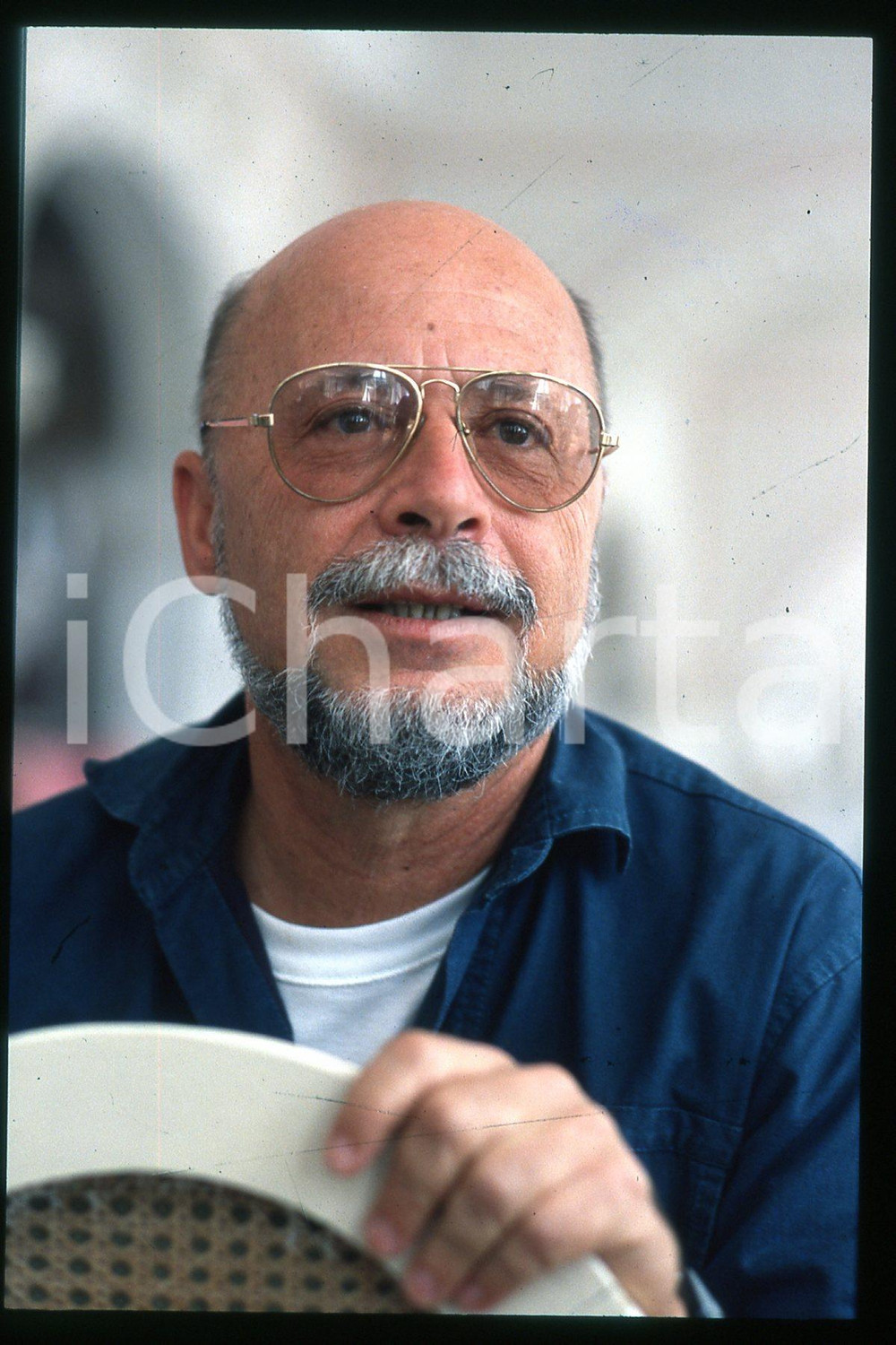 35mm vintage slide* 1990 VENEZIA Mostra del Cinema - Avraham HEFFNER (3)  Diapositiva d'epoca, in formato 35 mm.CONDIZIONI: GOODE' severamente vietata la riproduzione. Tutti i diritti sono riservati.Nella diapositiva ICharta mette in vendita, sul negozio eBay e in esclusiva sul sito "icharta" il proprio archivio composto da numerose diapositive e negativi fotografici d'epoca, tutti originali e autentici, che attraversano la storia del costume italiano tra gli la fine degli anni Sessanta e Novanta.Si tratta di uno sguardo inedito sull'attualit&agrave;, la politica, la vita quotidiana, il gossip e la cultura, che fotografa il cambiamento della nazione in quest'ultimo scorcio del XX secolo. Un'occasione unica per il mercato del collezionismo, che vede finalmente disponibile un archivio eccezionale per vastit&agrave;, tematiche e condizioni, in un settore (il negativo fotografico e la diapositiva) di assoluta novit&agrave; e dalle interessanti prospettive di investimento.  FAIR/discreto   originale e autentica 1