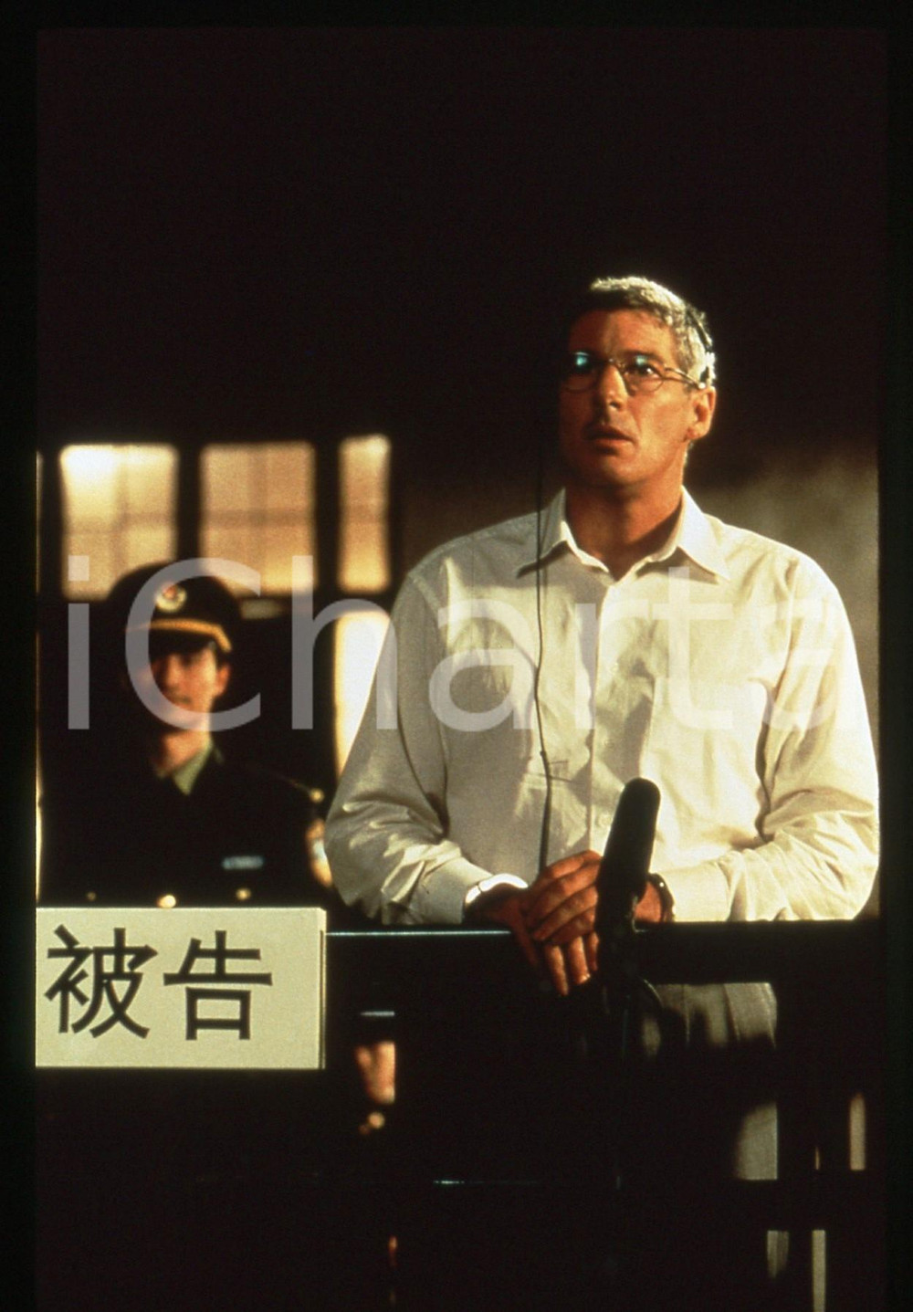 35mm vintage slide* 1997 Film RED CORNER - Richard GERE in una scena (1)   Diapositiva d'epoca, in formato 35 mm.  CONDIZIONI: GOOD   Tutti i diritti riservati.E' severamente vietata la riproduzione.  ICharta mette in vendita, sul negozio eBay e in esclusiva sul sito "icharta" il proprio archivio composto da numerose diapositive e negativi fotografici d'epoca, tutti originali e autentici, che attraversano la storia del costume italiano tra gli la fine degli anni Sessanta e Novanta.Si tratta di uno sguardo inedito sull'attualit&agrave;, la politica, la vita quotidiana, il gossip e la cultura, che fotografa il cambiamento della nazione in quest'ultimo scorcio del XX secolo. Un'occasione unica per il mercato del collezionismo, che vede finalmente disponibile un archivio eccezionale per vastit&agrave;, tematiche e condizioni, in un settore (il negativo fotografico e la diapositiva) di assoluta novit&agrave; e dalle interessanti prospettive di investimento.   originale e autentica 1