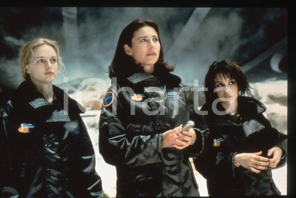35mm vintage slide* 1998 Film LOST IN SPACE - Heather GRAHAM Mimi ROGERS (1)   Diapositiva d'epoca, in formato 35 mm. Nella diapositiva compaiono Heather Graham, Mimi Rogers e Lacey Chabert. CONDIZIONI: GOOD   Tutti i diritti riservati.E' severamente vietata la riproduzione.  ICharta mette in vendita, sul negozio eBay e in esclusiva sul sito "icharta" il proprio archivio composto da numerose diapositive e negativi fotografici d'epoca, tutti originali e autentici, che attraversano la storia del costume italiano tra gli la fine degli anni Sessanta e Novanta.Si tratta di uno sguardo inedito sull'attualit&agrave;, la politica, la vita quotidiana, il gossip e la cultura, che fotografa il cambiamento della nazione in quest'ultimo scorcio del XX secolo. Un'occasione unica per il mercato del collezionismo, che vede finalmente disponibile un archivio eccezionale per vastit&agrave;, tematiche e condizioni, in un settore (il negativo fotografico e la diapositiva) di assoluta novit&agrave; e dalle interessanti prospettive di investimento.   originale e autentica 1