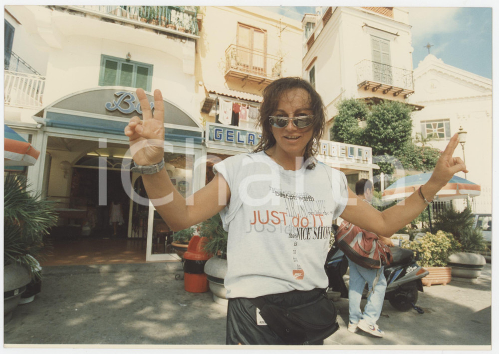 Fotografia d epoca originale 1990 ca ISCHIA  Gianna NANNINI davanti al Bar Isabella  Foto 22x15 cm 1