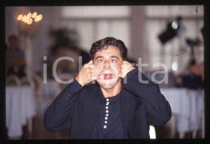 35mm vintage slide* 1992 ca VENICE film director of "THE EAST" Giulio BASE (7) E   Diapositiva d'epoca, in formato 35 mm.CONDIZIONI: GOOD E' severamente vietata la riproduzione. Tutti i diritti sono riservati.Nella diapositiva ICharta mette in vendita, sul negozio eBay e in esclusiva sul sito "icharta" il proprio archivio composto da numerose diapositive e negativi fotografici d'epoca, tutti originali e autentici, che attraversano la storia del costume italiano tra gli la fine degli anni Sessanta e Novanta.Si tratta di uno sguardo inedito sull'attualit&agrave;, la politica, la vita quotidiana, il gossip e la cultura, che fotografa il cambiamento della nazione in quest'ultimo scorcio del XX secolo. Un'occasione unica per il mercato del collezionismo, che vede finalmente disponibile un archivio eccezionale per vastit&agrave;, tematiche e condizioni, in un settore (il negativo fotografico e la diapositiva) di assoluta novit&agrave; e dalle interessanti prospettive di investimento.  FAIR/discreto   originale e autentica 1