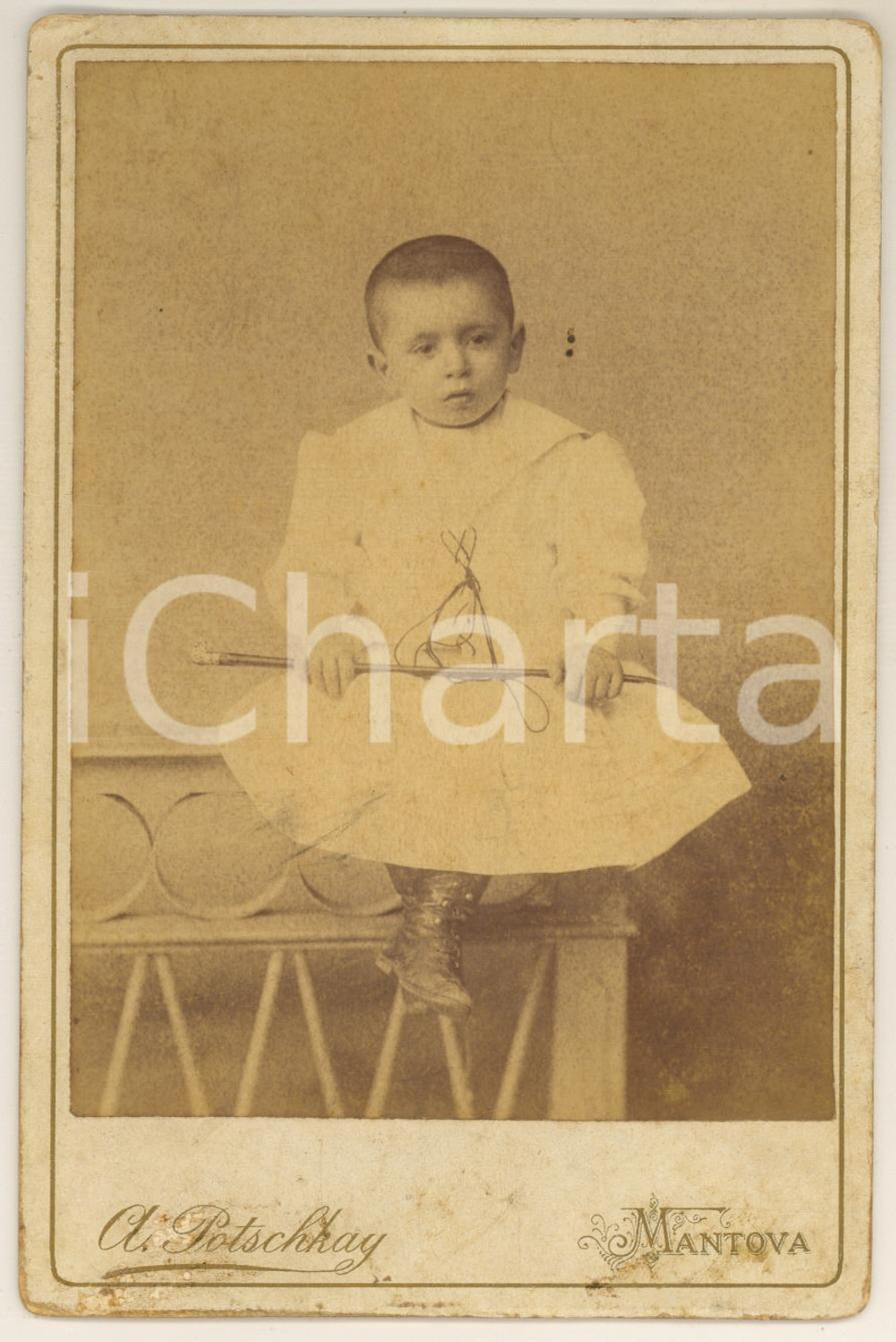 Fotografia d epoca originale 1890 ca MANTOVA Ritratto di bambino in abito bianco Foto A. POTSCHKAY 12x20 cm 1
