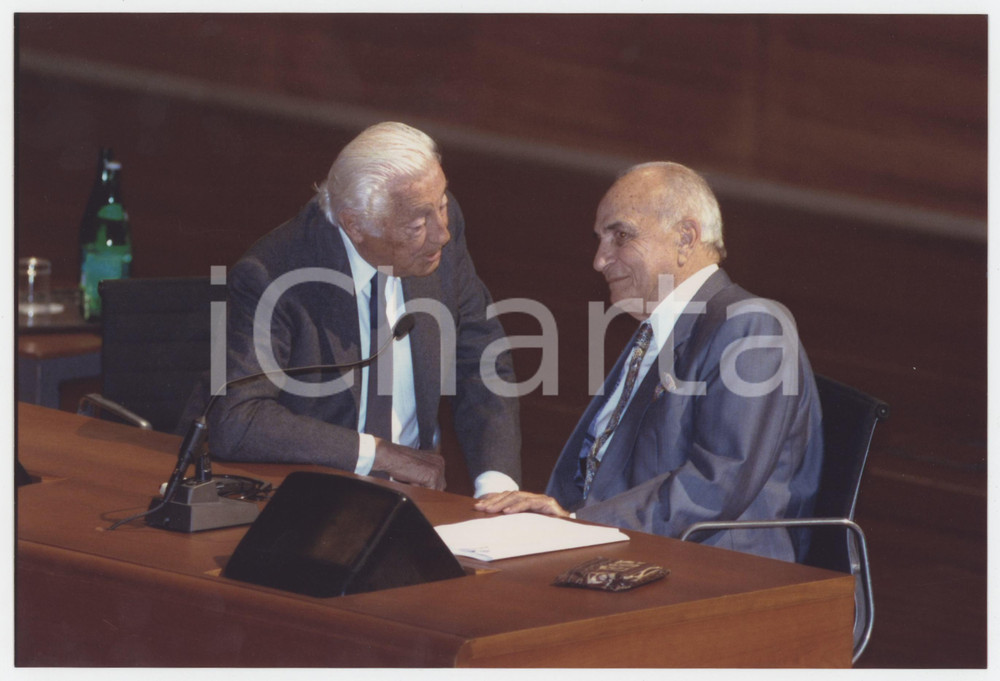 Fotografia d epoca originale 1995 ca Gianni AGNELLI AndrÃ© CHOURAQUI a un convegno  Foto 22x15 cm 1