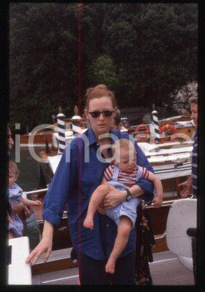 35mm vintage slide* 1998 ca VENICE actress Tilda SWINTON with the child (75)
