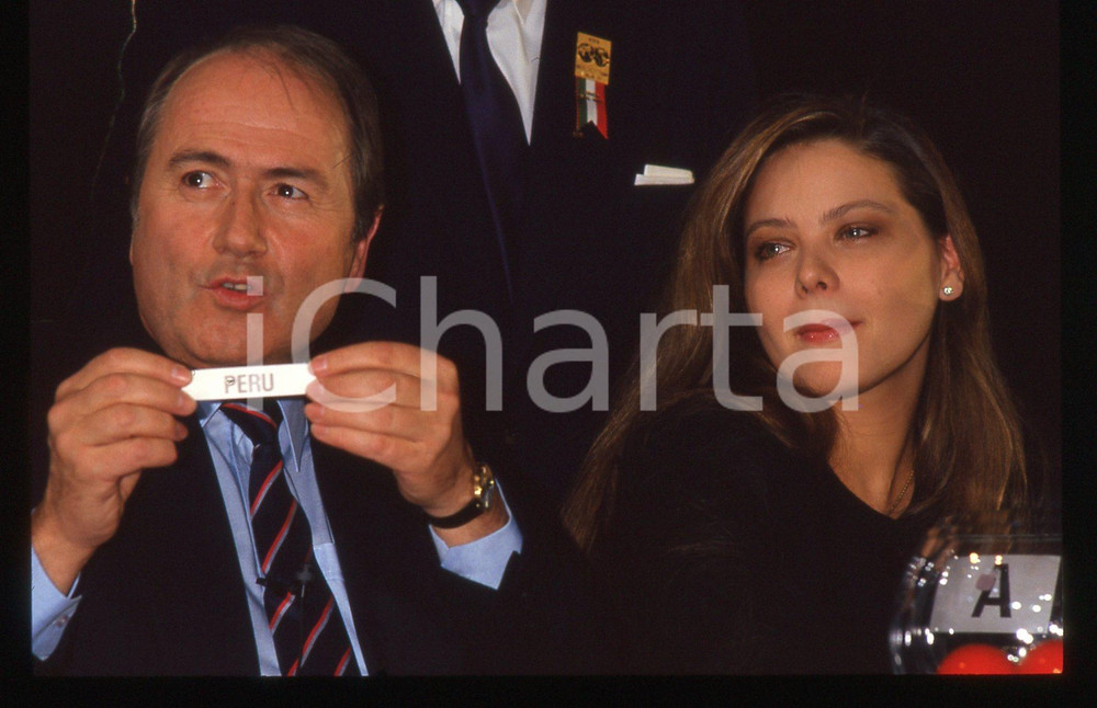 35mm vintage slide* 1989 ROMA Joseph BLATTER con Ornella MUTI (2)