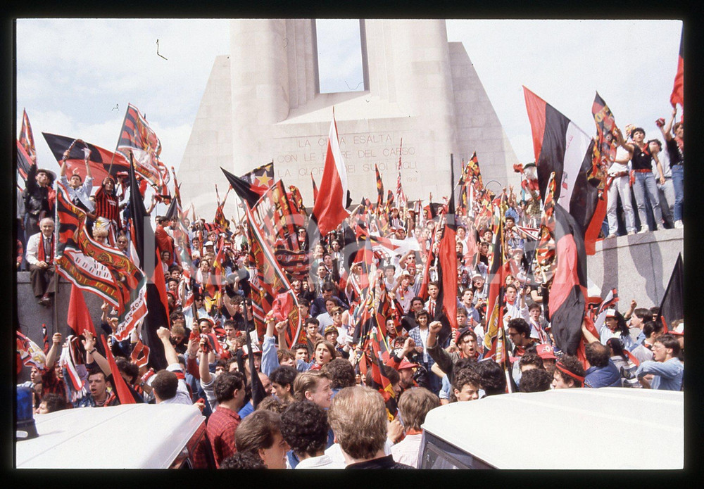 35mm vintage slide* 1988 COMO Tifosi MILAN in festa dopo conquista scudetto 21