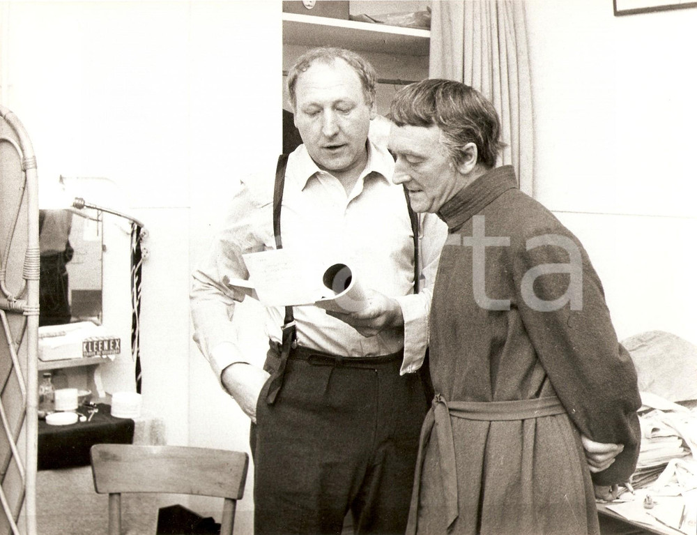 Fotografia d'epoca originale 1960 ca CINEMA Jean VILAR legge il copione nel camerino *Foto (1) 1