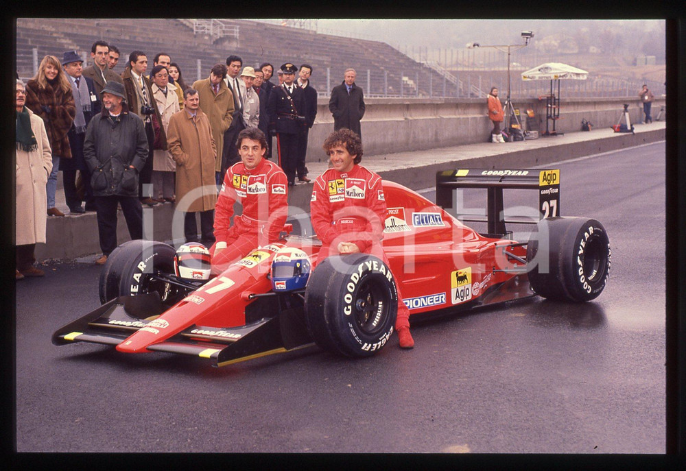 35mm vintage slide*1991 Circuito MUGELLO Jean ALESI Alain PROST FERRARI 642 F1 7  Diapositiva d'epoca, in formato 35 mm.CONDIZIONI: GOODTutti i diritti riservatiE' severamente vietata la riproduzione. ICharta mette in vendita, sul negozio eBay e in esclusiva sul sito "icharta" il proprio archivio composto da numerose diapositive e negativi fotografici d'epoca, tutti originali e autentici, che attraversano la storia del costume italiano tra gli la fine degli anni Sessanta e Novanta.Si tratta di uno sguardo inedito sull'attualit&agrave;, la politica, la vita quotidiana, il gossip e la cultura, che fotografa il cambiamento della nazione in quest'ultimo scorcio del XX secolo. Un'occasione unica per il mercato del collezionismo, che vede finalmente disponibile un archivio eccezionale per vastit&agrave;, tematiche e condizioni, in un settore (il negativo fotografico e la diapositiva) di assoluta novit&agrave; e dalle interessanti prospettive di investimento.  originale e autentica 1