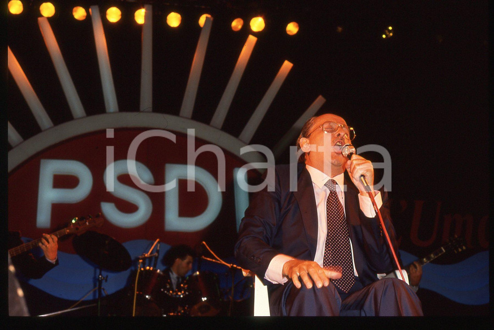 35mm vintage slide* 1989 MILANO Domenico MODUGNO canta ad un comizio del PSDI 60