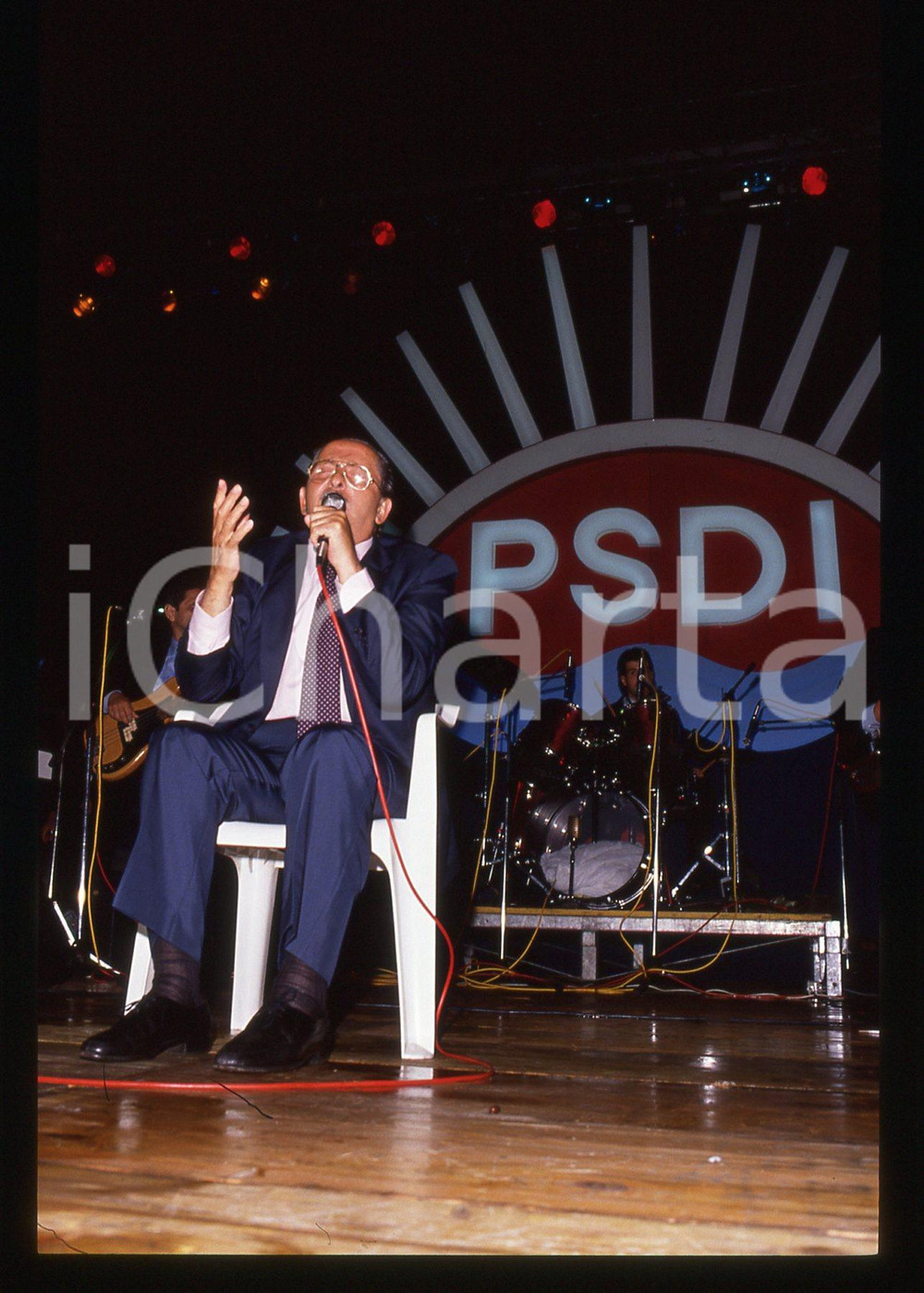 35mm vintage slide* 1989 MILANO Domenico MODUGNO canta ad un comizio del PSDI 54