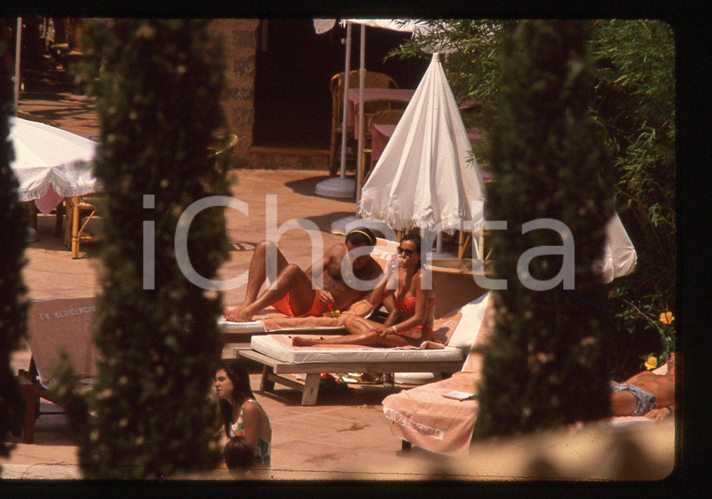 35mm vintage slide* 1989 MAIORCA - Ana OBREGON e Cesar ALBINANA in piscina (4)