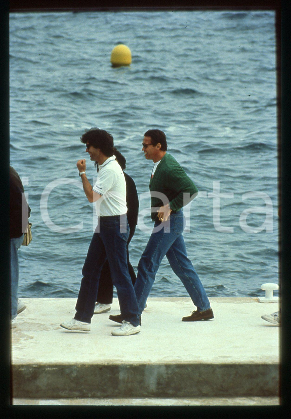 35mm vintage slide* 1991 CANNES - Arnold SCHWARZENEGGER paparazzato sul molo (2)