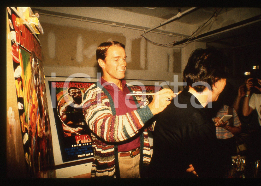 35mm vintage slide* 1987 COSTUME Arnold SCHWARZENEGGER dipinge schiena di un fan