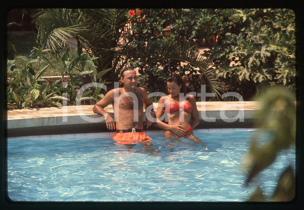 35mm vintage slide* 1989 MAIORCA - Ana OBREGON e Cesar ALBINANA in piscina (10)