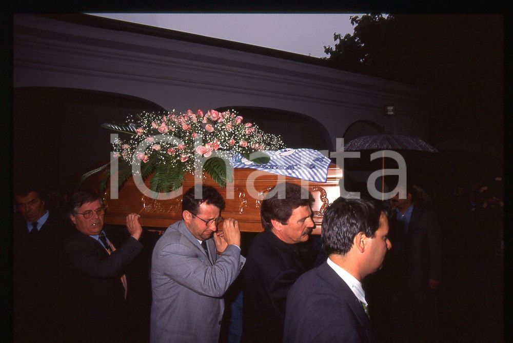 35mm vintage slide*1995 BUSTO ARSIZIO Funerali Mia MARTINI Arrivo salma chiesa 2