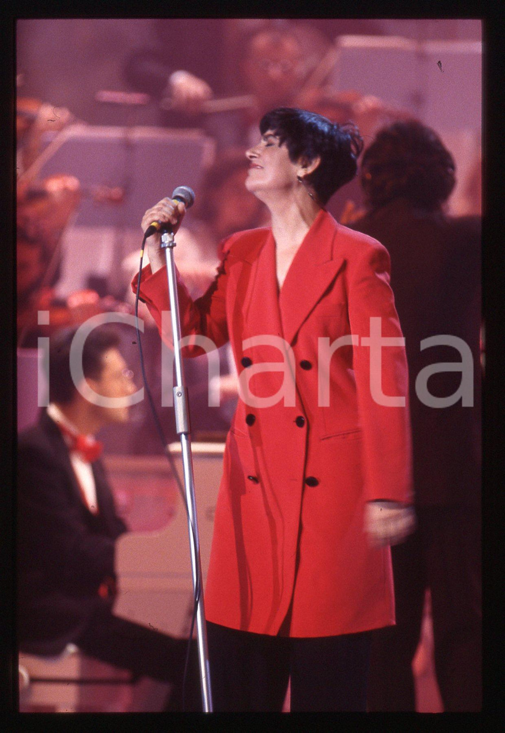 35mm vintage slide* 1990 ca MUSICA - Mia MARTINI durante un'esibizione (21)