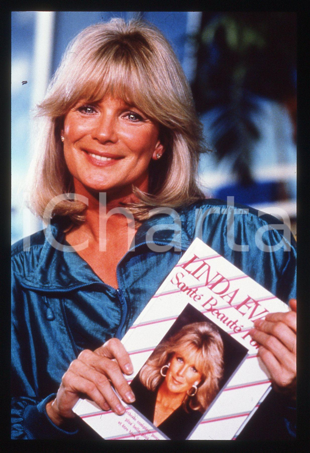 35mm vintage slide* 1989 COSTUME Linda EVANS presenta libro SANTÈ BEAUTÈ FORME 5