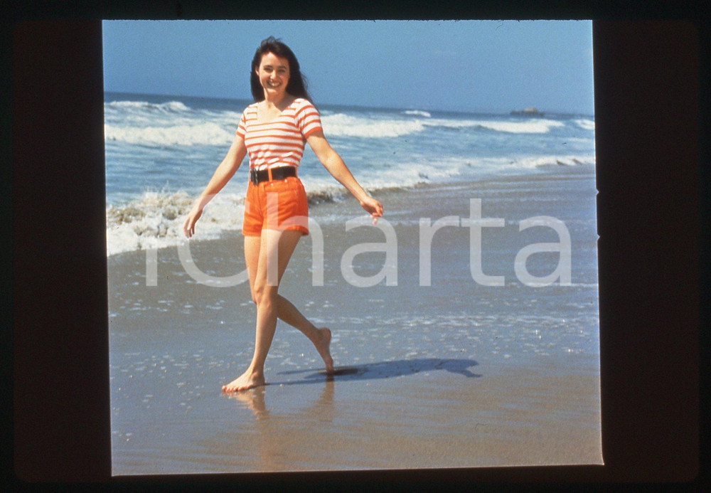 35mm vintage slide* 1990 ca BEVERLY HILLS 90210 - Shannen DOHERTY Ritratto (3) Diapositiva d'epoca, in formato 35 mm. CONDIZIONI: GOOD Tutti i diritti riservatiE' severamente vietata la riproduzione.  ICharta mette in vendita, sul negozio eBay e in esclusiva sul sito "icharta" il proprio archivio composto da numerose diapositive e negativi fotografici d'epoca, tutti originali e autentici, che attraversano la storia del costume italiano tra gli la fine degli anni Sessanta e Novanta.Si tratta di uno sguardo inedito sull'attualit&agrave;, la politica, la vita quotidiana, il gossip e la cultura, che fotografa il cambiamento della nazione in quest'ultimo scorcio del XX secolo. Un'occasione unica per il mercato del collezionismo, che vede finalmente disponibile un archivio eccezionale per vastit&agrave;, tematiche e condizioni, in un settore (il negativo fotografico e la diapositiva) di assoluta novit&agrave; e dalle interessanti prospettive di investimento.     originale e autentica 1