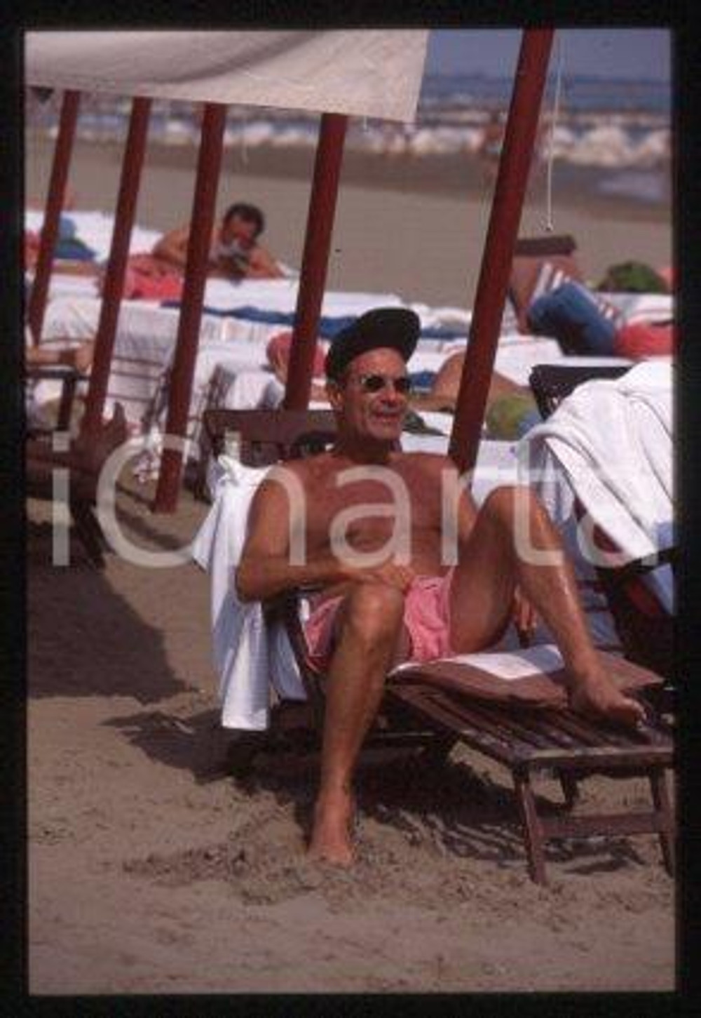 Arnon MILCHAN CINEMA Film producer on the beach 1997 ca * 35 mm vintage slide 29
