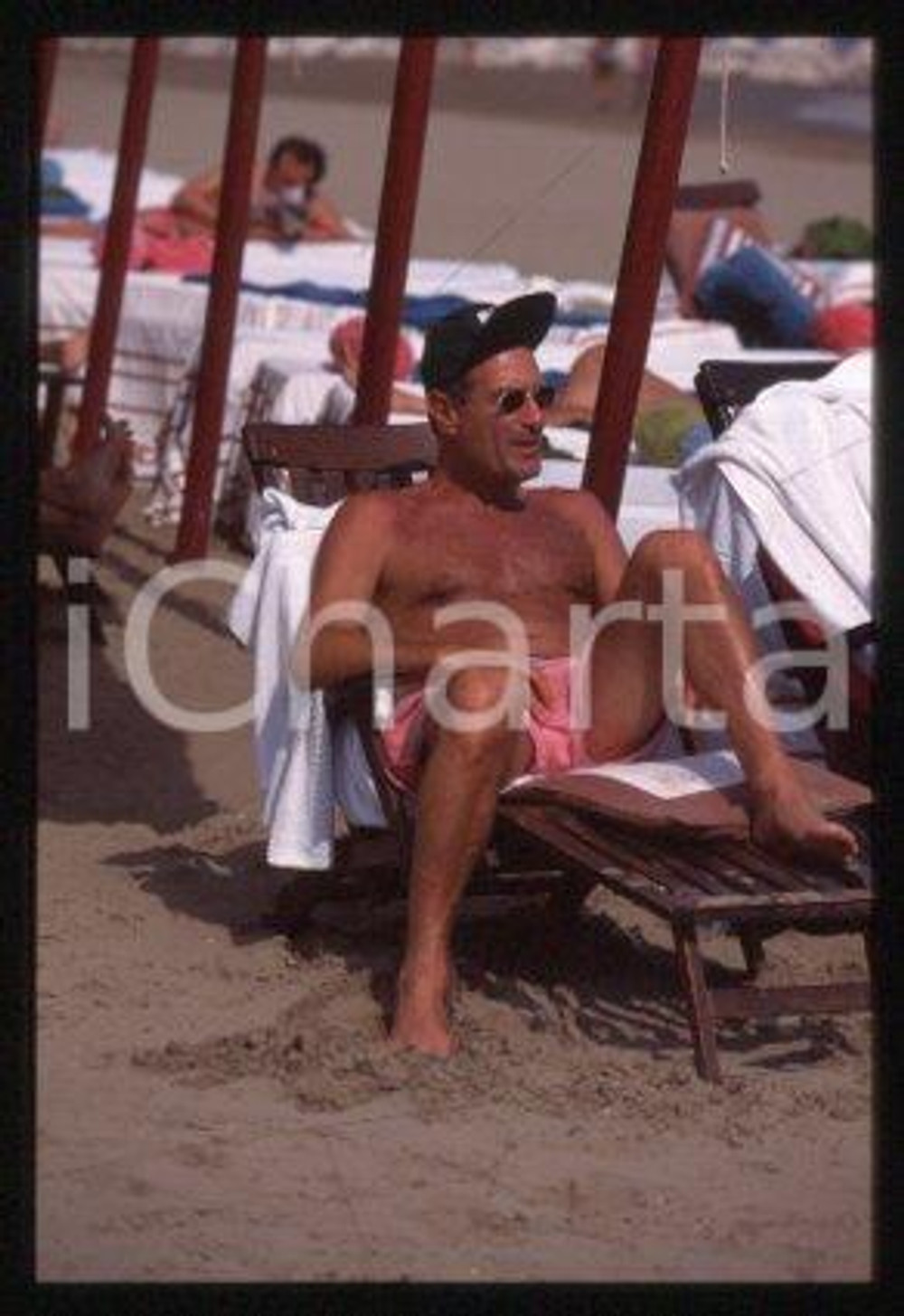 Arnon MILCHAN CINEMA Film producer on the beach 1997 ca * 35 mm vintage slide 31