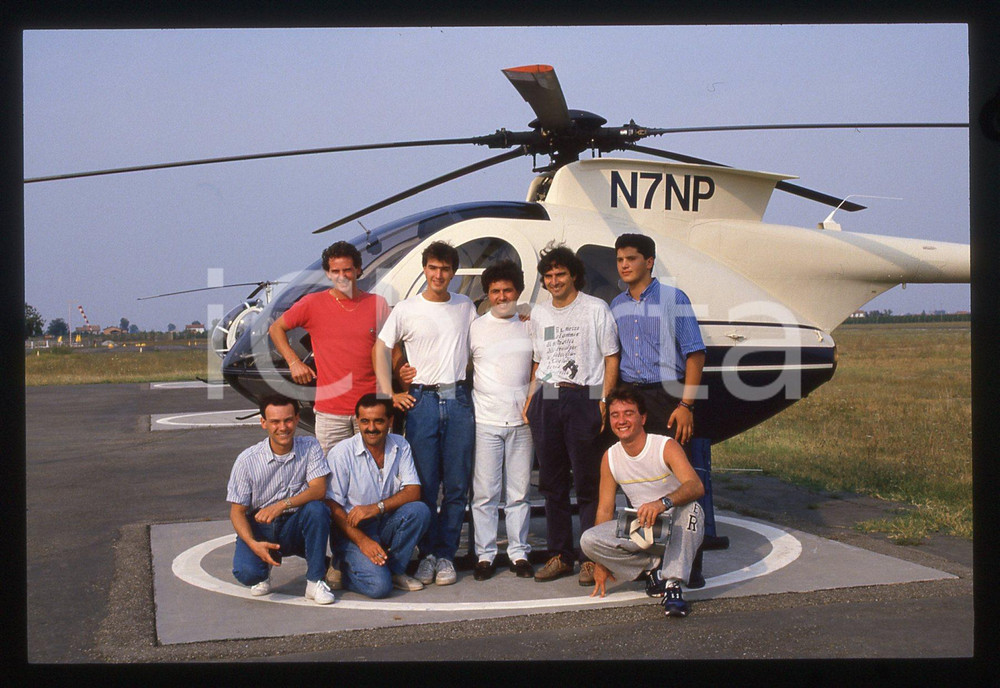 35mm vintage slide* 1988 VILLA SAN MARTINO Nelson PIQUET Pilota elicottero (49) Diapositiva scattata a Nelson Piquet durante l'esame per il brevetto di pilota di elicotteri presso la Scuola Nazionale Elicotteri-Aero Club d'Italia.  CONDIZIONI: GOODTutti i diritti riservati.E' severamente vietata la riproduzione. ICharta mette in vendita, sul negozio eBay e in esclusiva sul sito "icharta" il proprio archivio composto da numerose diapositive e negativi fotografici d'epoca, tutti originali e autentici, che attraversano la storia del costume italiano tra gli la fine degli anni Sessanta e Novanta.Si tratta di uno sguardo inedito sull'attualit&agrave;, la politica, la vita quotidiana, il gossip e la cultura, che fotografa il cambiamento della nazione in quest'ultimo scorcio del XX secolo. Un'occasione unica per il mercato del collezionismo, che vede finalmente disponibile un archivio eccezionale per vastit&agrave;, tematiche e condizioni, in un settore (il negativo fotografico e la diapositiva) di assoluta novit&agrave; e dalle interessanti prospettive di investimento.  originale e autentica 1