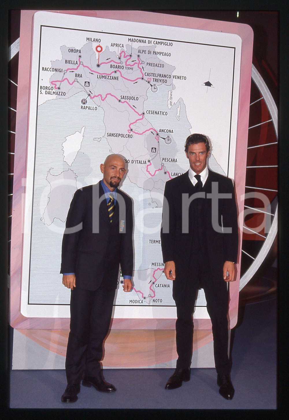 Marco PANTANI e Mario CIPOLLINI - GIRO D'ITALIA 1999 - 35 mm vintage slide 2 Diapositiva d'epoca, in formato 35 mm.CONDIZIONI: GOODE' severamente vietata la riproduzione. Tutti i diritti sono riservati. ICharta mette in vendita, sul negozio eBay e in esclusiva sul sito "icharta" il proprio archivio composto da numerose diapositive e negativi fotografici d'epoca, tutti originali e autentici, che attraversano la storia del costume italiano tra gli la fine degli anni Sessanta e Novanta.Si tratta di uno sguardo inedito sull'attualità, la politica, la vita quotidiana, il gossip e la cultura, che fotografa il cambiamento della nazione in quest'ultimo scorcio del XX secolo. Un'occasione unica per il mercato del collezionismo, che vede finalmente disponibile un archivio eccezionale per vastità, tematiche e condizioni, in un settore (il negativo fotografico e la diapositiva) di assoluta novità e dalle interessanti prospettive di investimento.  GOOD/buono   originale e autentica 1