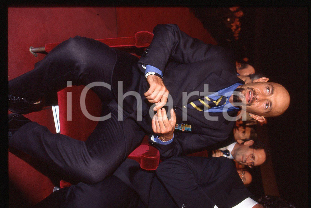 Marco PANTANI - Presentazione GIRO D'ITALIA 1999 - 35 mm vintage slide 12 Diapositiva d'epoca, in formato 35 mm.CONDIZIONI: GOODE' severamente vietata la riproduzione. Tutti i diritti sono riservati.ICharta mette in vendita, sul negozio eBay e in esclusiva sul sito "icharta" il proprio archivio composto da numerose diapositive e negativi fotografici d'epoca, tutti originali e autentici, che attraversano la storia del costume italiano tra gli la fine degli anni Sessanta e Novanta.Si tratta di uno sguardo inedito sull'attualità, la politica, la vita quotidiana, il gossip e la cultura, che fotografa il cambiamento della nazione in quest'ultimo scorcio del XX secolo. Un'occasione unica per il mercato del collezionismo, che vede finalmente disponibile un archivio eccezionale per vastità, tematiche e condizioni, in un settore (il negativo fotografico e la diapositiva) di assoluta novità e dalle interessanti prospettive di investimento.  GOOD/buono   originale e autentica 1