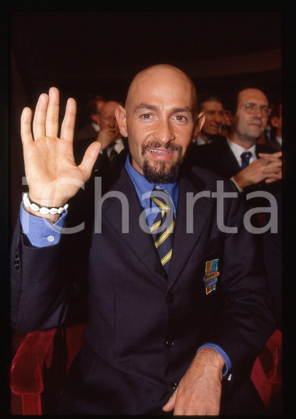 Marco PANTANI - Presentazione GIRO D'ITALIA 1999 - 35 mm vintage slide 19 Diapositiva d'epoca, in formato 35 mm.CONDIZIONI: GOODE' severamente vietata la riproduzione. Tutti i diritti sono riservati.ICharta mette in vendita, sul negozio eBay e in esclusiva sul sito "icharta" il proprio archivio composto da numerose diapositive e negativi fotografici d'epoca, tutti originali e autentici, che attraversano la storia del costume italiano tra gli la fine degli anni Sessanta e Novanta.Si tratta di uno sguardo inedito sull'attualità, la politica, la vita quotidiana, il gossip e la cultura, che fotografa il cambiamento della nazione in quest'ultimo scorcio del XX secolo. Un'occasione unica per il mercato del collezionismo, che vede finalmente disponibile un archivio eccezionale per vastità, tematiche e condizioni, in un settore (il negativo fotografico e la diapositiva) di assoluta novità e dalle interessanti prospettive di investimento.  GOOD/buono   originale e autentica 1