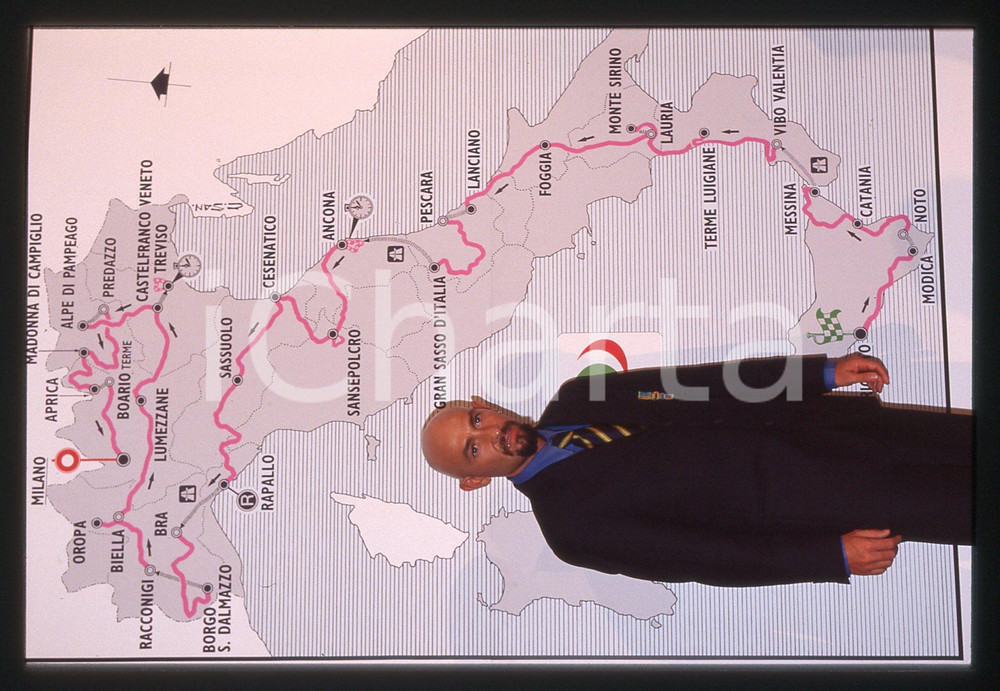 Marco PANTANI - Presentazione GIRO D'ITALIA 1999 - 35 mm vintage slide Diapositiva d'epoca, in formato 35 mm.CONDIZIONI: GOODE' severamente vietata la riproduzione. Tutti i diritti sono riservati.ICharta mette in vendita, sul negozio eBay e in esclusiva sul sito "icharta" il proprio archivio composto da numerose diapositive e negativi fotografici d'epoca, tutti originali e autentici, che attraversano la storia del costume italiano tra gli la fine degli anni Sessanta e Novanta.Si tratta di uno sguardo inedito sull'attualità, la politica, la vita quotidiana, il gossip e la cultura, che fotografa il cambiamento della nazione in quest'ultimo scorcio del XX secolo. Un'occasione unica per il mercato del collezionismo, che vede finalmente disponibile un archivio eccezionale per vastità, tematiche e condizioni, in un settore (il negativo fotografico e la diapositiva) di assoluta novità e dalle interessanti prospettive di investimento.  GOOD/buono   originale e autentica 1